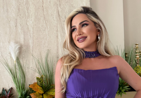 Engjëllusha Salihu këndon në dasmë edhe me barrën e shtatzënisë: Pse nuk e ndal muzikën?
