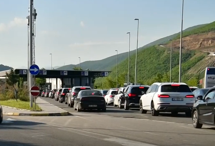 Shtohet fluksi i mërgimtarëve  pritje deri në 40 minuta për të hyrë në Kosovë