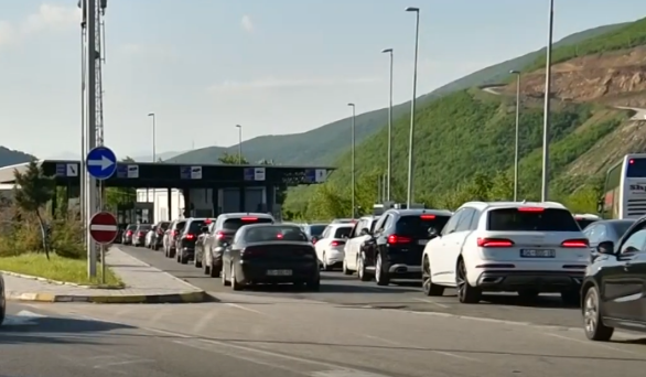 Pritje deri në një orë e gjysmë  kjo është gjendja në pikëkalimet kufitare