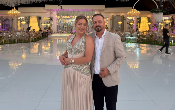 Nexhat Osmani dhe bashkëshortja e tij mbresëlënëse në dasmë: Eleganca që u bë fjalë 