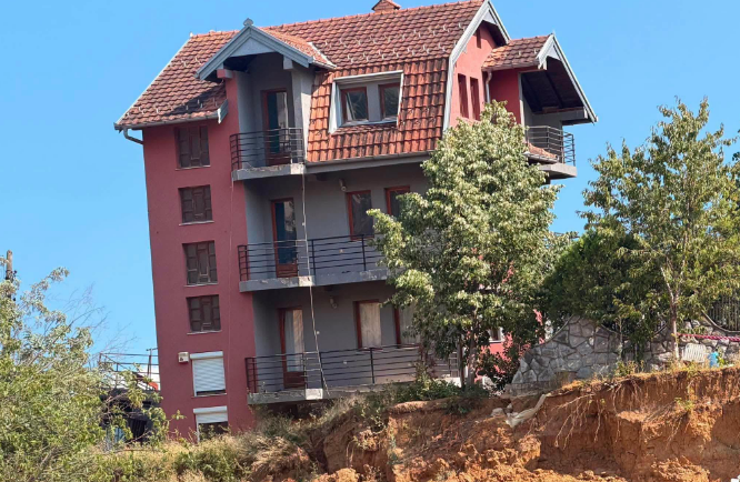 Nis rrënimi i shtëpisë që rrezikonte të shembej nga punimet në  Rrugën A 
