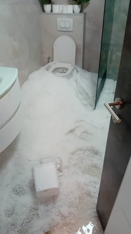 Stuhia e fuqishme me breshër mbulon banjën e një shtëpie në Drenoc të Malishevës