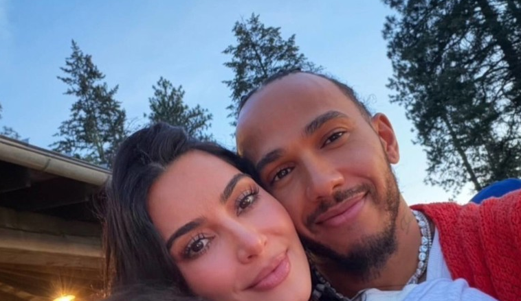 Kim Kardashian surprizon me një selfie krah Lewis Hamiltonit