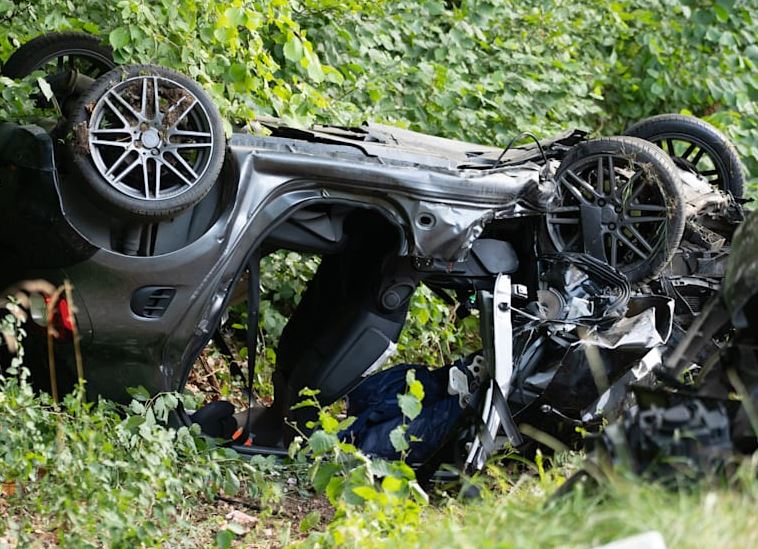E trishtë  18 vjeçari shkakton aksident fatal në Hessen  vdes nëna   dy vajzat i mbijetojnë