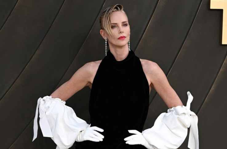 Charlize Theron shokoi rrjetet me foto *shock* pas premierës së "The Odyssey"
