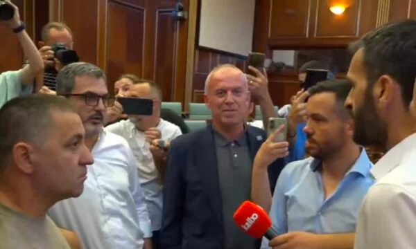 Eman Rrahami  Rrenc je  shefin e ki rrenc  hajde këtu  Gola i përgjigjet  Ik atje