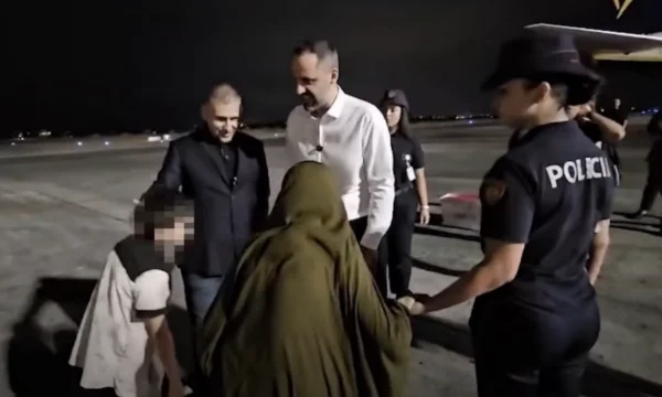 Rama ndan pamje nga mbërritja në Shqipëri e pesë shqiptarëve nga Siria  Vijon përpjekja për të tjerët