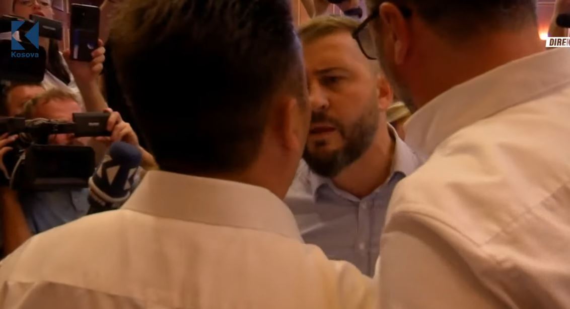 Mërgim Lushtaku i  turret  Adnan Rrustemit të LVV së