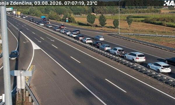 Kolona kilometrike drejt bregdetit kroat  pritje të gjata edhe në kufirin me Malin e Zi