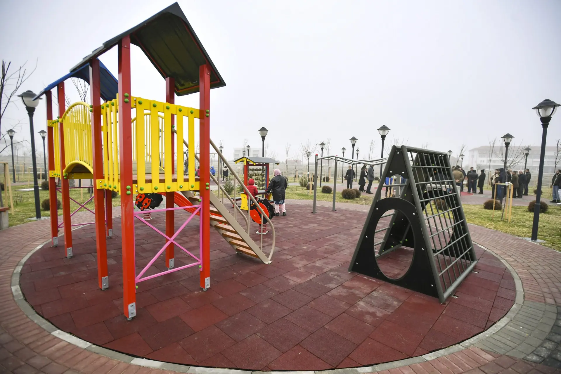 Tmerr në një park të Prishtinës  Gruaja dyshohet se sulmoi fëmijët me sëpatë