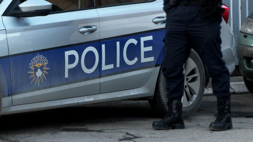 E mori me veturë  më pas e sulmoi dhe i grabiti paratë dhe telefonin