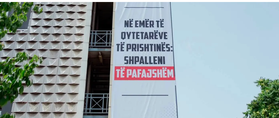  Në emër të qytetarëve të Prishtinës  Shpalleni të pafajshëm    zbulohet baneri gjigant në kryeqytet
