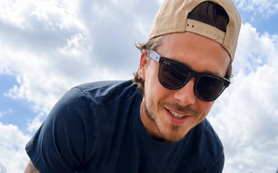 Brooklyn Beckham gatuan makarona me ujë deti, videoja shkakton kaos në rrjet