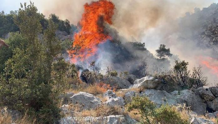 Shqipëri  9 vatra zjarri ende aktive  vijon operacioni për shuarjen e flakëve