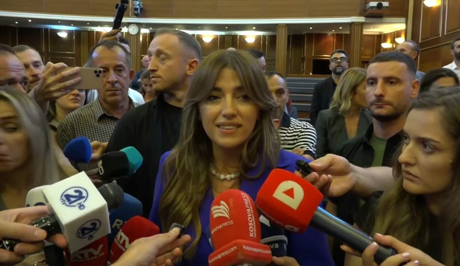 Haxhiu  Një herë thanë mos thirrni seancë se ka kaluar afati  tash po thonë thirreni   s po i kuptoj