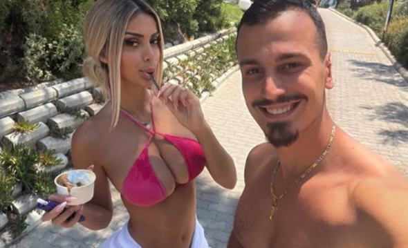 Kështu po e trajton në pushime  gjesti romantik i Mateos për Brikenën shkrinë zemrat