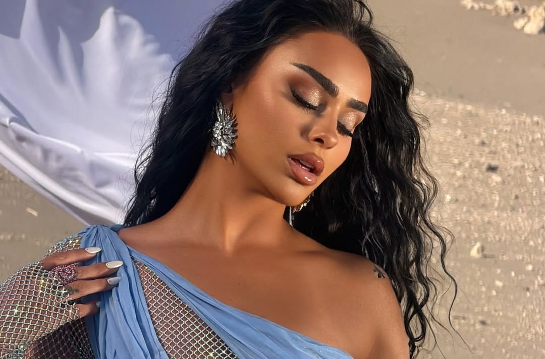 Egli reklamon trupin në bikini  po duket  hot 