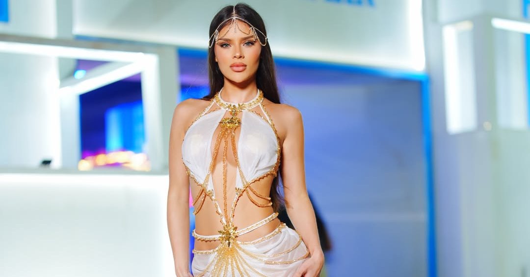 Bruna shfaqet me një fustan të bardhë  por detaji i tij bie menjëherë në sy