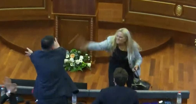Glauk Konjufca i doli Albin Kurtit përpara që Time Kadriaj të mos arrinte ta godiste me vezë