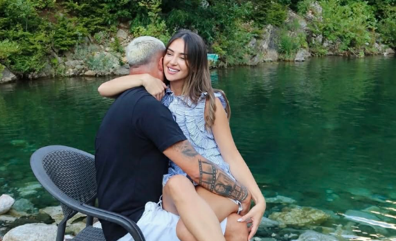 Luizi e Kiara, përqafime të ngrohta në publik