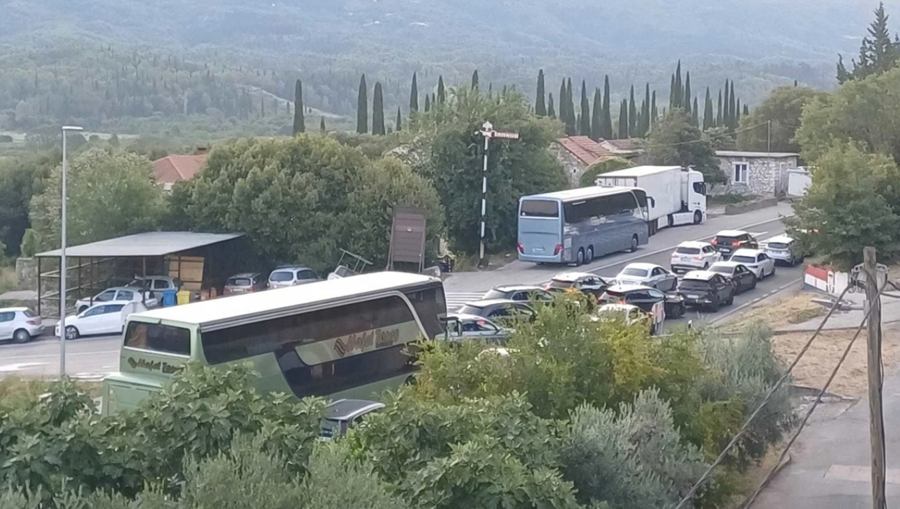 Mbi 10 orë pritje për të hyrë në Kroaci   mijëra mërgimtarë përballen me një dramë të vërtetë