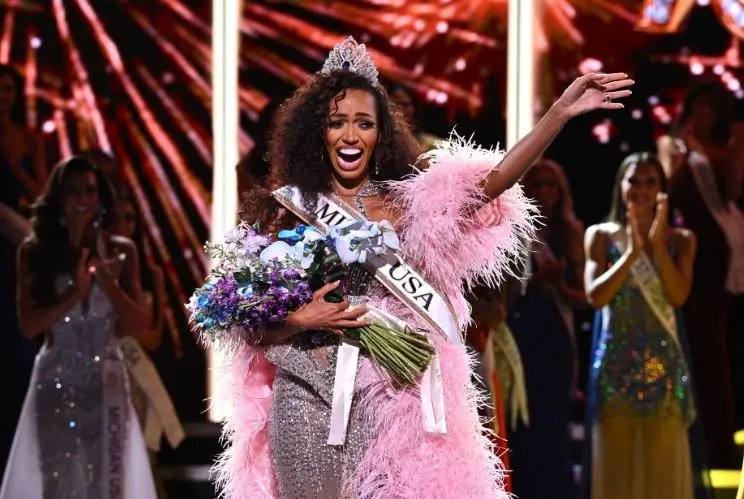 31 vjeçarja bën historinë  bëhet nëna dhe gruaja e parë e martuar që fiton Miss USA