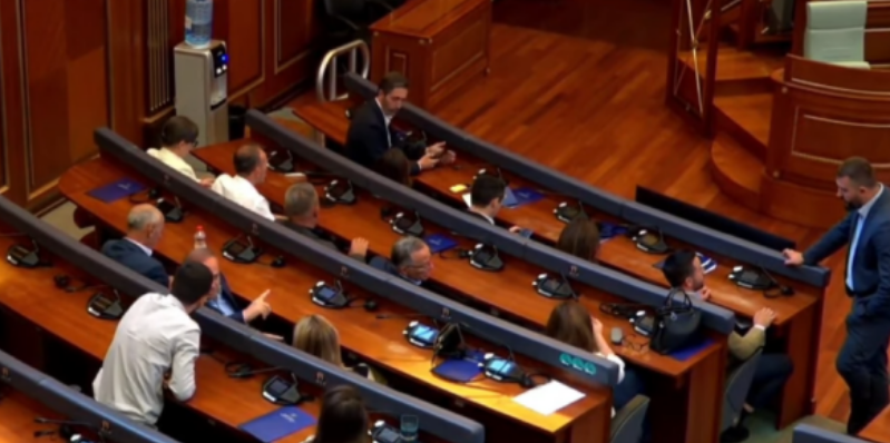 PDK e Aleanca rikthehen në Kuvend  kërkojnë vazhdimin e seancës konstituive