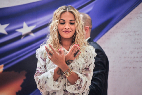 Rita Ora shfaqet në Ohër: Krenaria shqiptare në skenën ndërkombëtare 