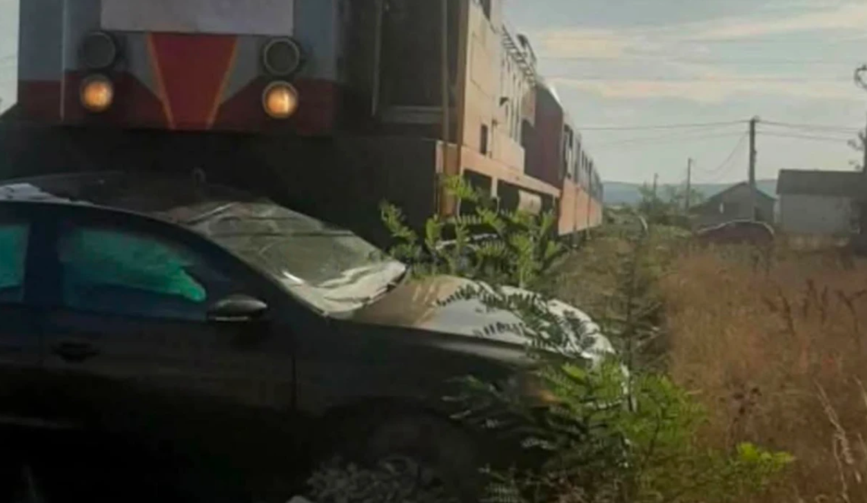 Treni përplas një veturë në Fushë Kosovë  një i lënduar