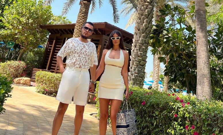 Bashkëshortja e Valdrin Sahitit pozon me bikini, duket yll!