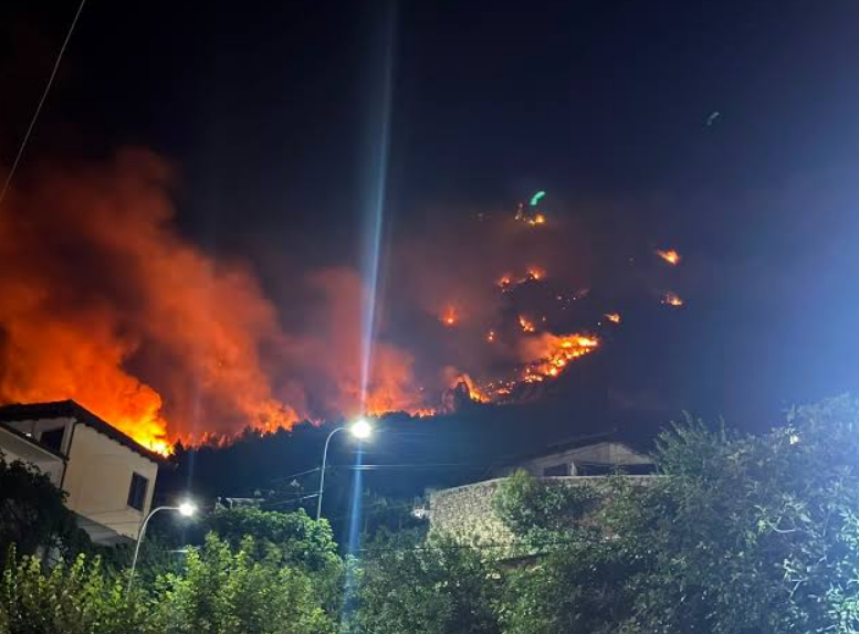 Zjarr i madh në Krujë  flakët rrezikojnë shtëpitë