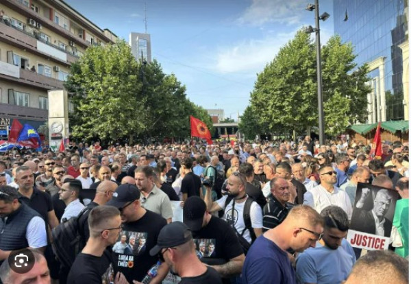 Veteranët paralajmërojnë protesta nëse dënohen krerët e UÇK së  Nuk do të ndalemi derisa ta arrijmë qëllimin
