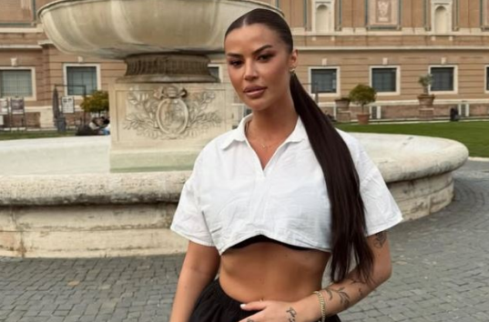 santiana-fotografohet-para-pasqyres-po-duket-kaq-hot