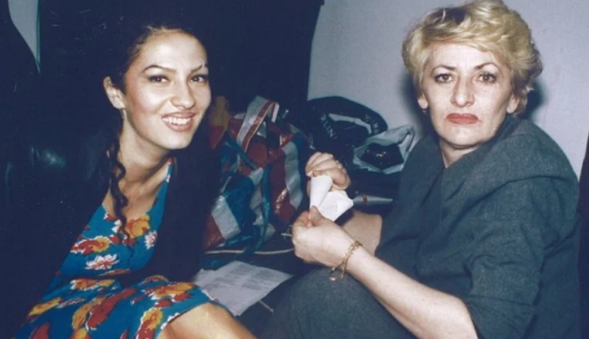 Adelina Ismaili e kujton nënën e ndjerë  Më mungon çdo ditë e më shumë