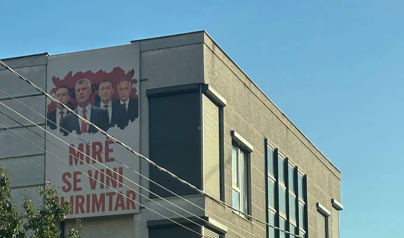 Kush do mendonte se vendoset baneri   Mirë se vini  çlirimtarë  në Tavnik të Mitrovicës
