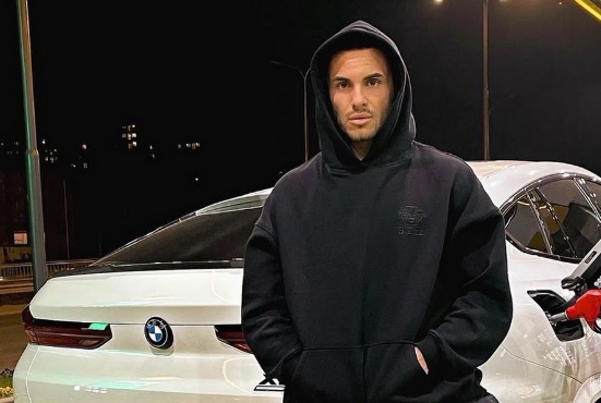 I  mbledhi  burrat   kështu e kaloi natën Edi Kuçi