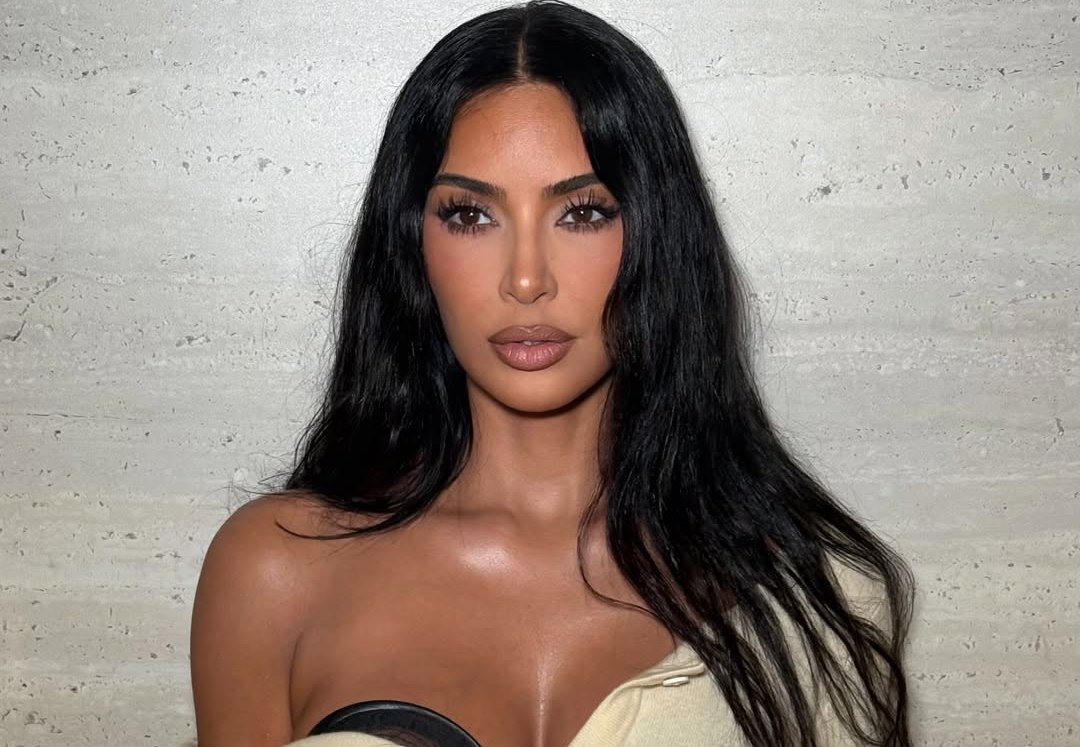 Kim Kardashian publikon fotot e reja  por një detaj i bluzës bie menjëherë në sy