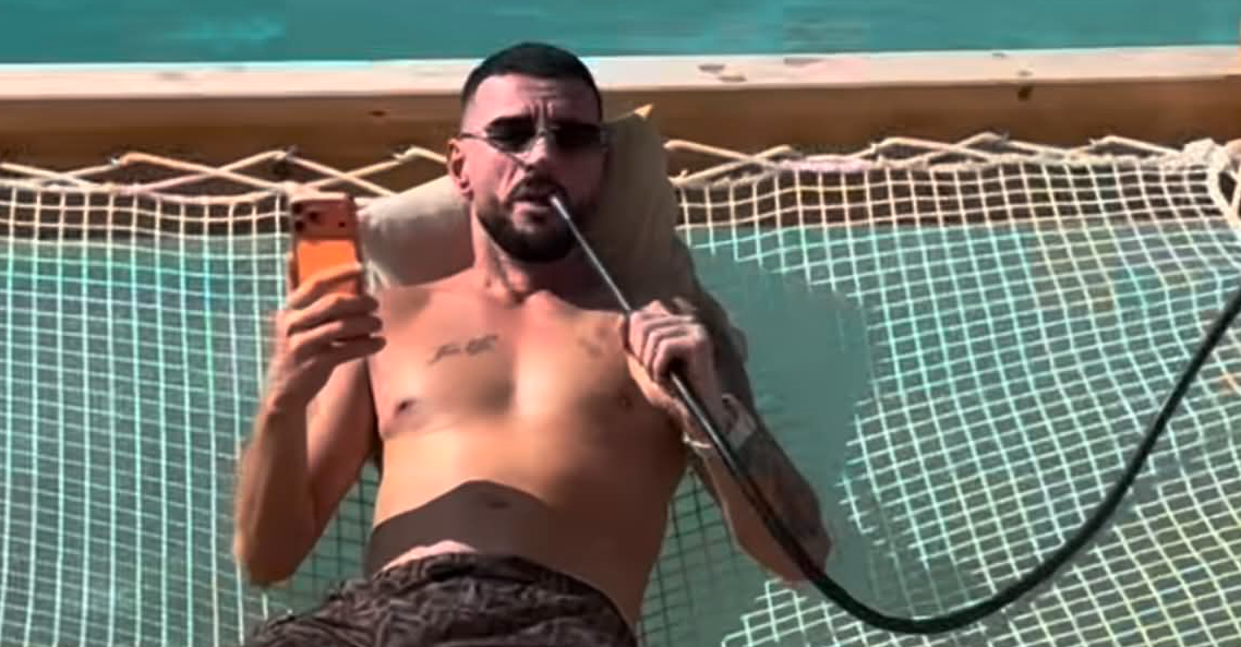 Stresi shfaqet duke shijuar pushimet luksoze  me para e shisha në dorë