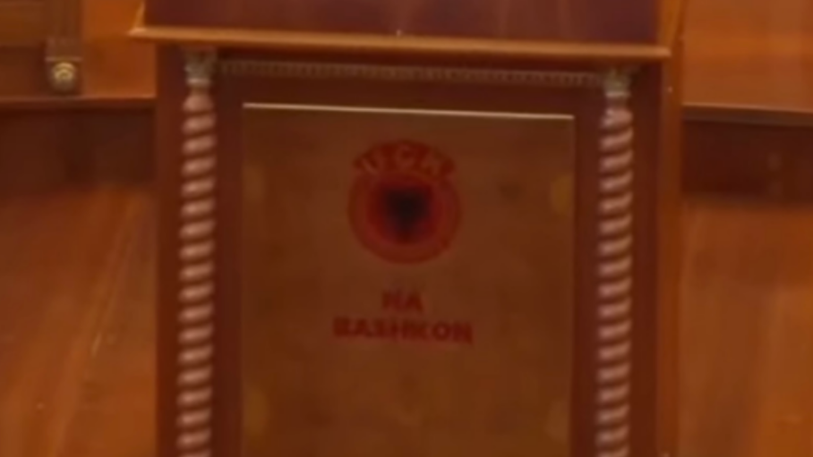 Emblema e UÇK së vendoset në foltoren e Kuvendit