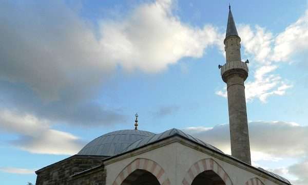 hyne-ne-xhami-dhe-vodhen-parate-e-bamiresise-arrestohen-dy-te-dyshuar-ne-lipjan