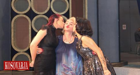 Bora Zemani dhe Roza e mbulojnë me puthje Rita Latin