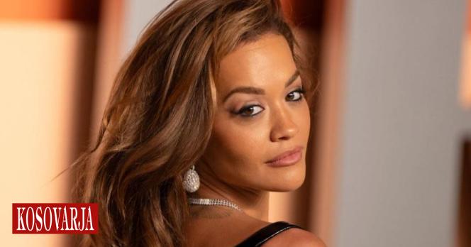 Rita Ora shokohet në skenë – momenti bëhet viral