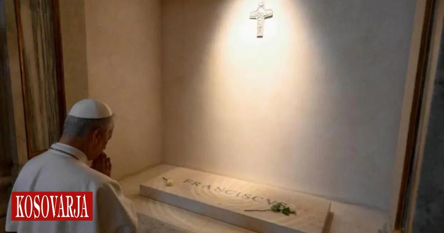 Papa Leo lutet te varri i Françeskut përpara fjalimit të parë