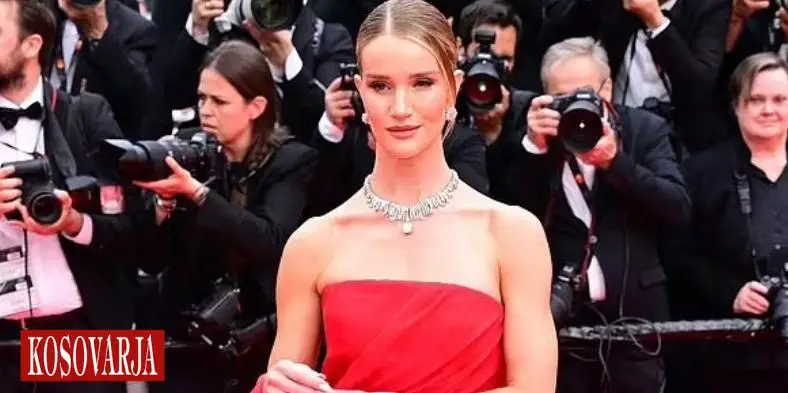 Rosie, mishërim i elegancës me fustan të kuq në Kanë