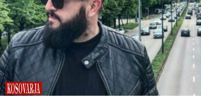 Ky artist i njohur i jep fund karrierës muzikore?