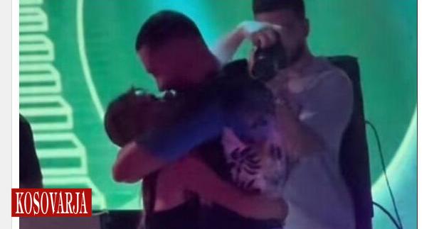 Në syrin e publikut, Jozi nuk i kursen përqafimet për këtë vajzë