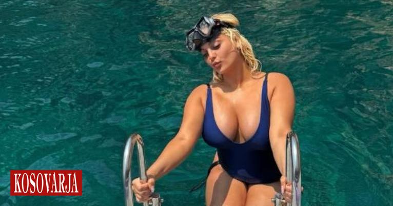 Bebe Rexha rikthehet në detin e Kroacisë, pozon me bikini