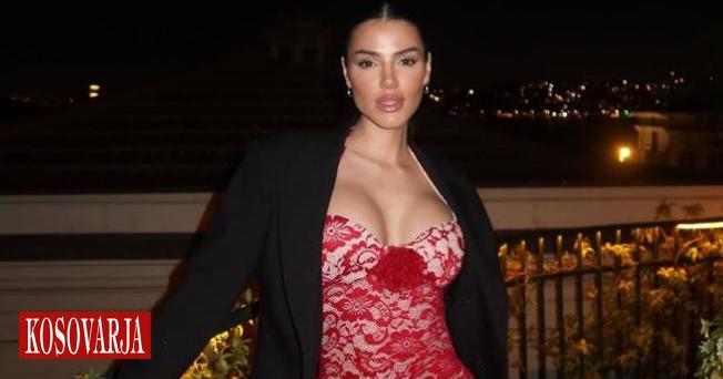 Morena shfaqet nga jahti luksoz, ekspozon linjat trupore në formë
