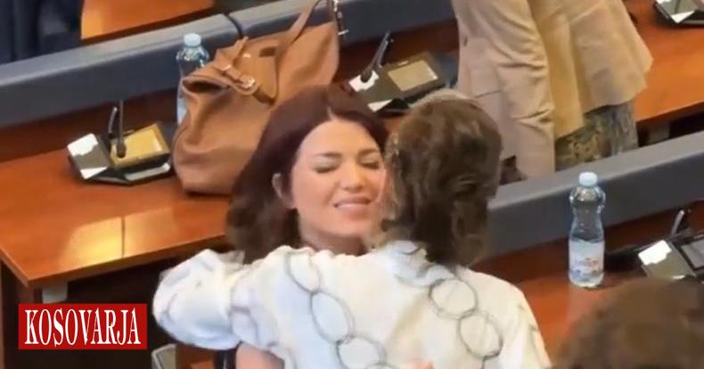 Adriana Matoshi dhe Edona Llalloshi shkëmbejnë momente miqësore në Kuvend