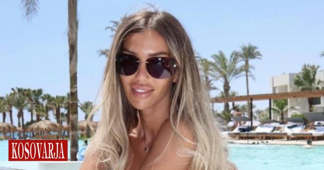  Nxehtë   Adelina shfaqet  zjarr  nga pushimet
